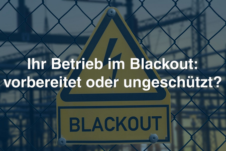 Grafik: Gitterzaun mit Blitz-Warnschild und Schrifzug "Blackout". Darüber geblendet Text: "Ihr Betrieb im Blackout: vorbereitet oder ungeschützt?"