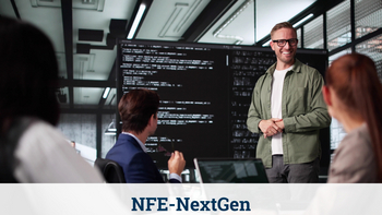 Mann präsentiert an Monitor in Meetingsituation. Text: "NFE Next-Gen - Für junge Führungskräfte und Nachwuchstalente"