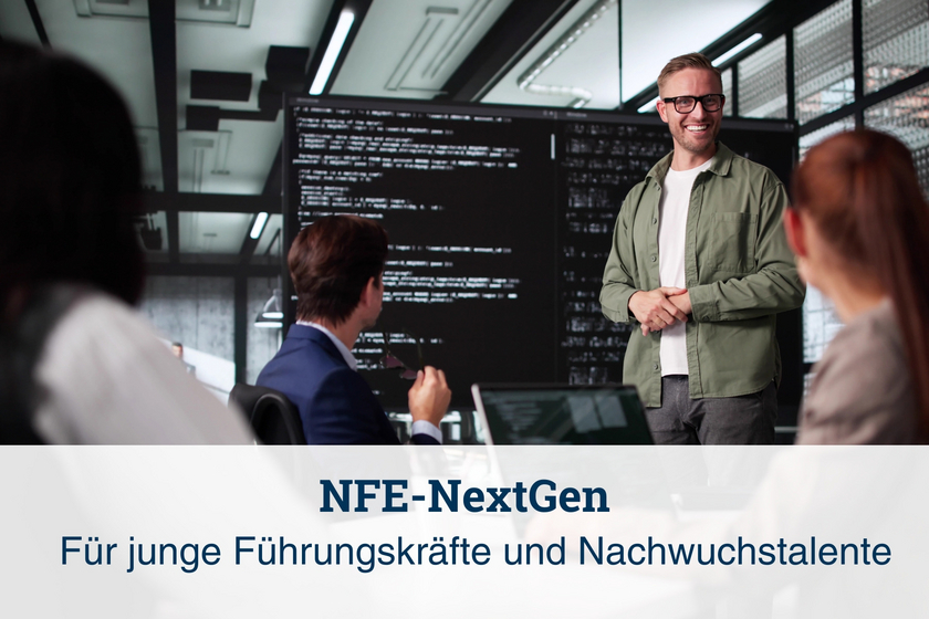 Mann präsentiert an Monitor in Meetingsituation. Text: "NFE Next-Gen - Für junge Führungskräfte und Nachwuchstalente"