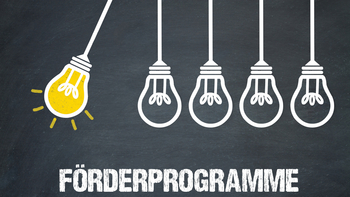 Grafik: fünf gezeichnete, hängende Glühlampen, eine erleuchtet und zum Schwung ausgeholt. Darunter Text: "Förderprogramme".