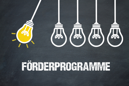 Grafik: fünf gezeichnete, hängende Glühlampen, eine erleuchtet und zum Schwung ausgeholt. Darunter Text: "Förderprogramme".