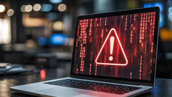 Laptop mit rotem Ausrufezeichen und senkrechten roten Kolonnen aus 1 und 0.